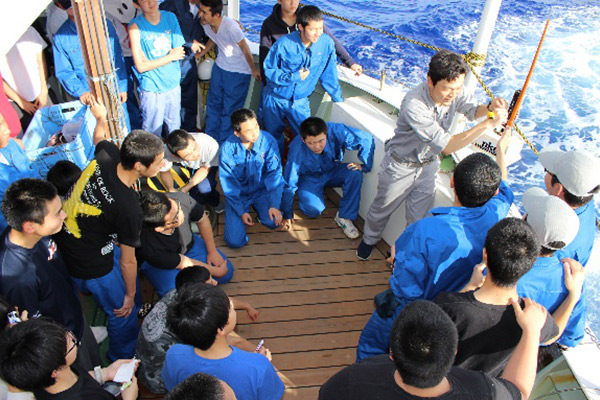 海洋科学高等学校の取り組み 海洋研究開発機構と連携したアルゴフロート投入の写真